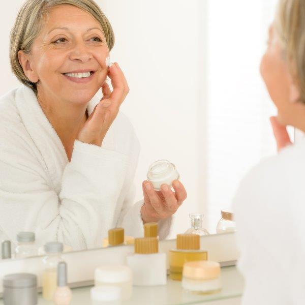 Pielęgnacja domowa to istotny element profilaktyki starzenia skóry