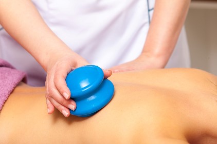 Bańka chińska wspomaga walkę z cellulitem, może także stanowić element masażu relaksacyjnego.